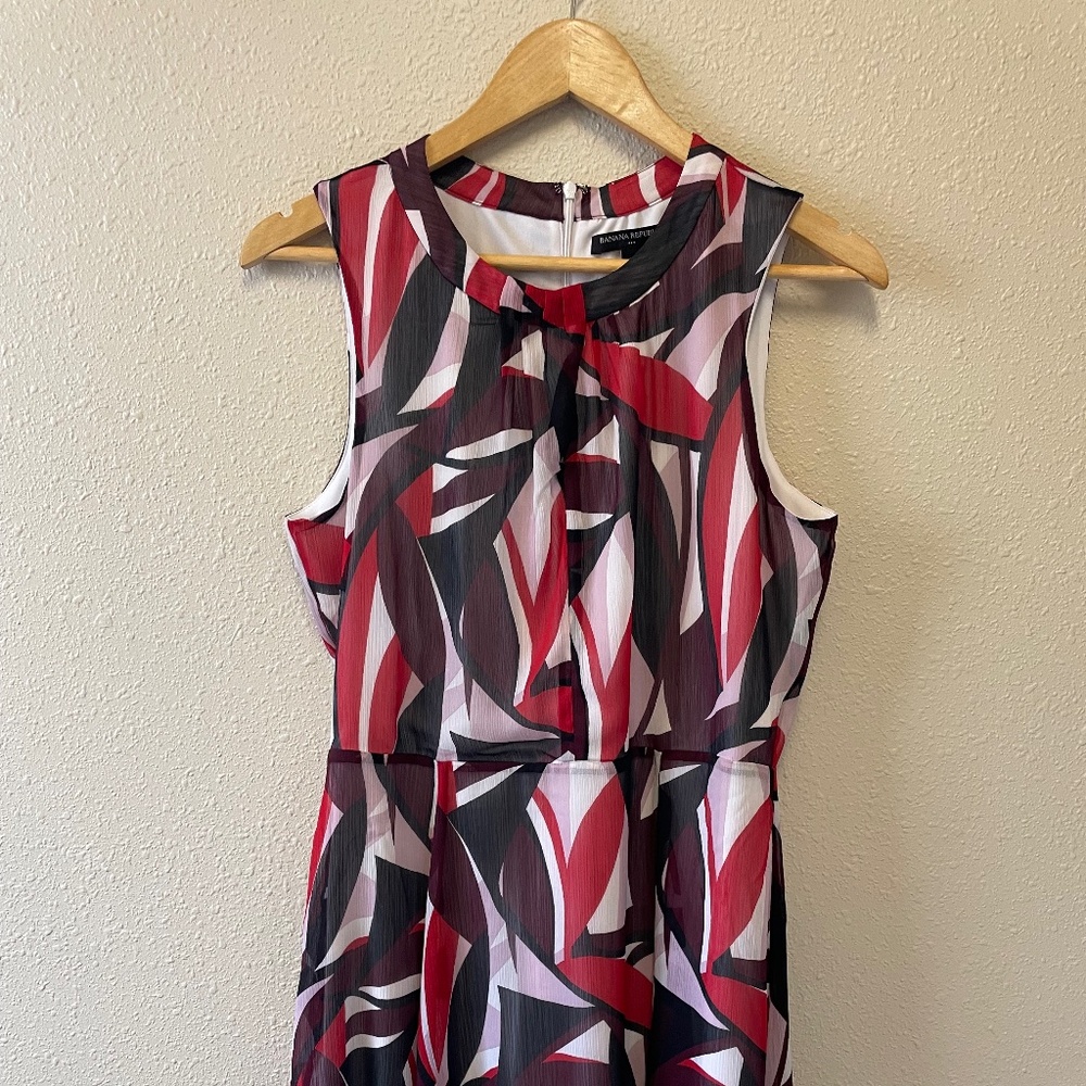 Elegant sleeveless brightly colored short dress
